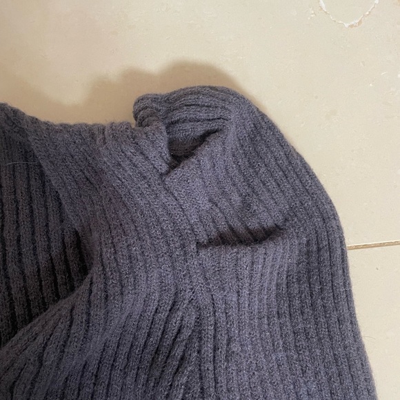 Gray V-Neck Sweater for Women with Puff Sleeve size S - Picture 3 of 5